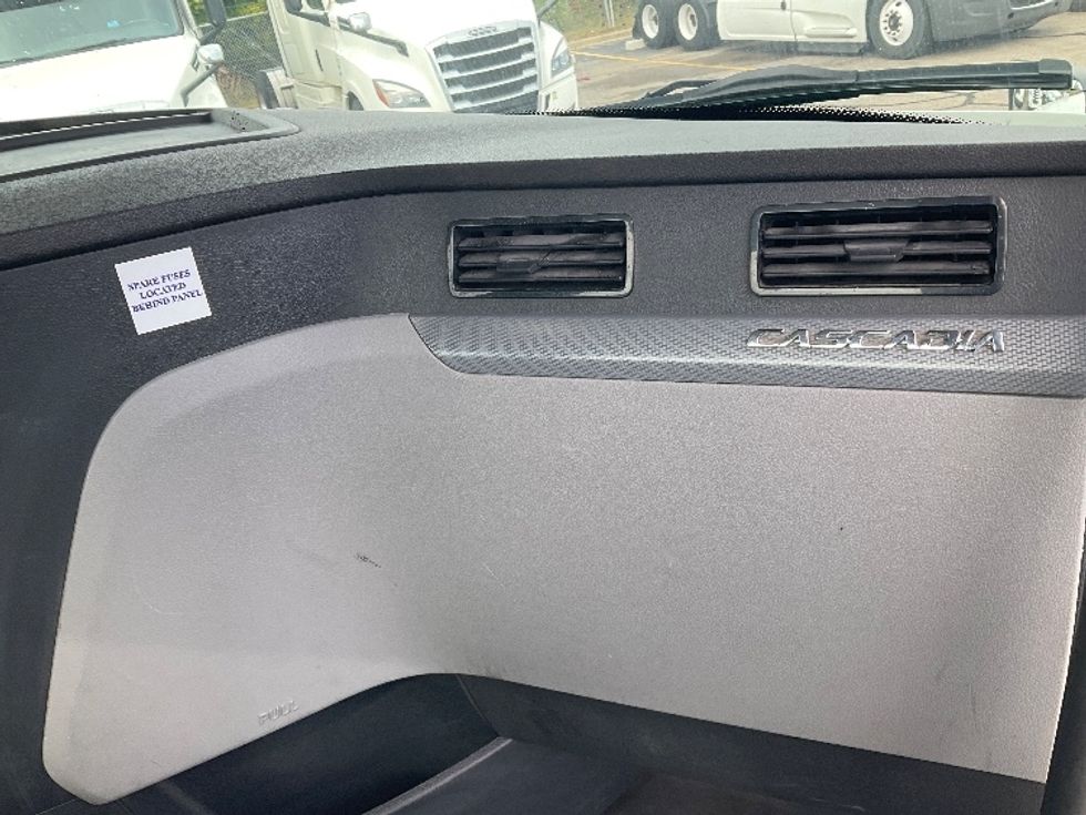 Day Cab Tractor-Heavy Duty Tractors-Freightliner-2020-T12664ST-Romulus-MI-372,821\n\t\tmiles-$ 49,500 - Image 12