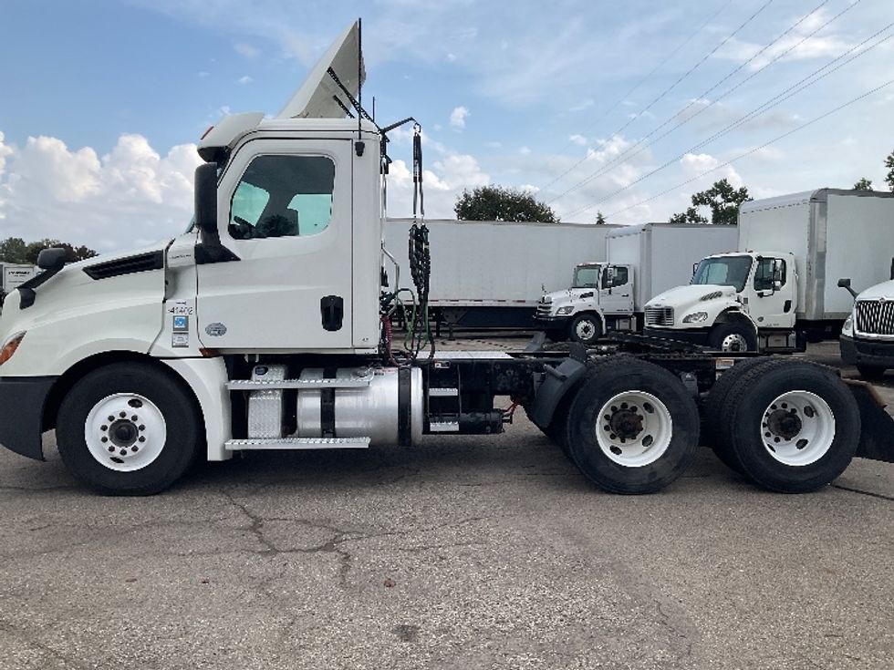 Day Cab Tractor-Heavy Duty Tractors-Freightliner-2020-T12664ST-Romulus-MI-372,821\n\t\tmiles-$ 49,500 - Image 4