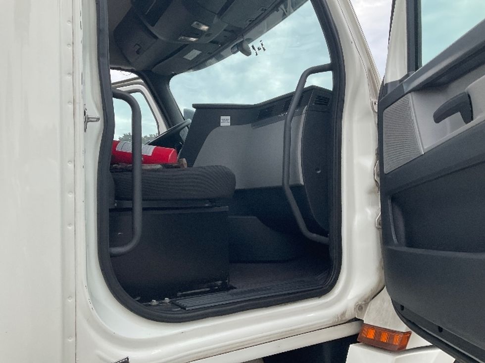 Day Cab Tractor-Heavy Duty Tractors-Freightliner-2020-T12664ST-Romulus-MI-399,500\n\t\tmiles-$ 48,250 - Image 12