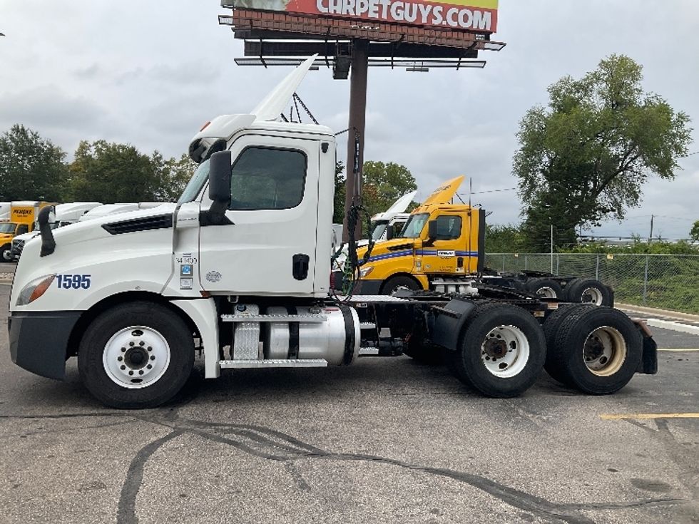 Day Cab Tractor-Heavy Duty Tractors-Freightliner-2020-T12664ST-Romulus-MI-399,500\n\t\tmiles-$ 48,250 - Image 4
