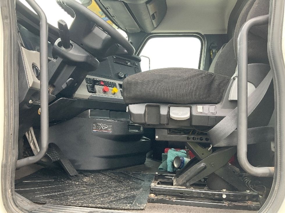 Day Cab Tractor-Heavy Duty Tractors-Freightliner-2020-T12664ST-Romulus-MI-399,500\n\t\tmiles-$ 48,250 - Image 9