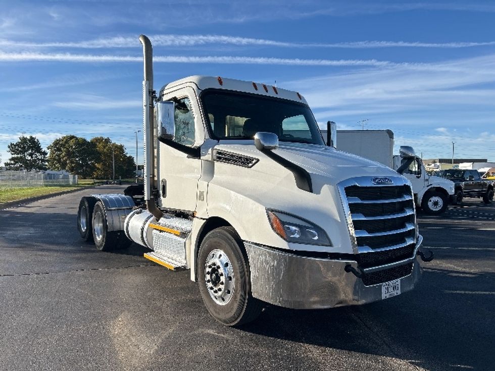 Day Cab Tractor-Heavy Duty Tractors-Freightliner-2020-T12664ST-Rothschild-WI-375,214\n\t\tmiles-$ 55,750 - Image 1