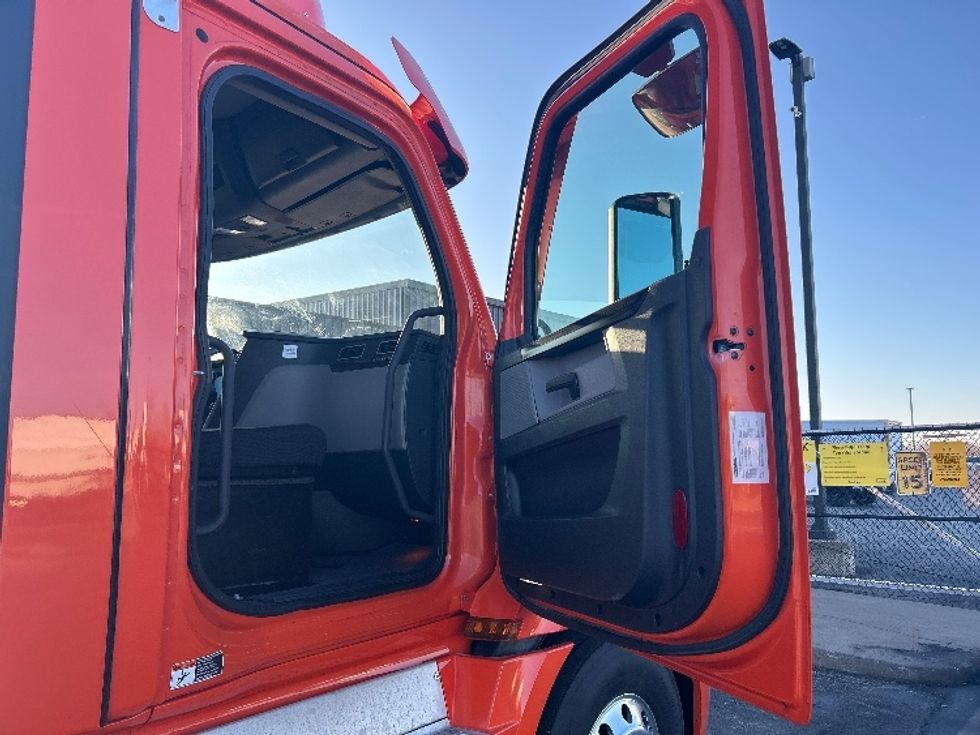 Day Cab Tractor-Heavy Duty Tractors-Freightliner-2020-T12664ST-Rothschild-WI-505,753\n\t\tmiles-$ 41,250 - Image 12