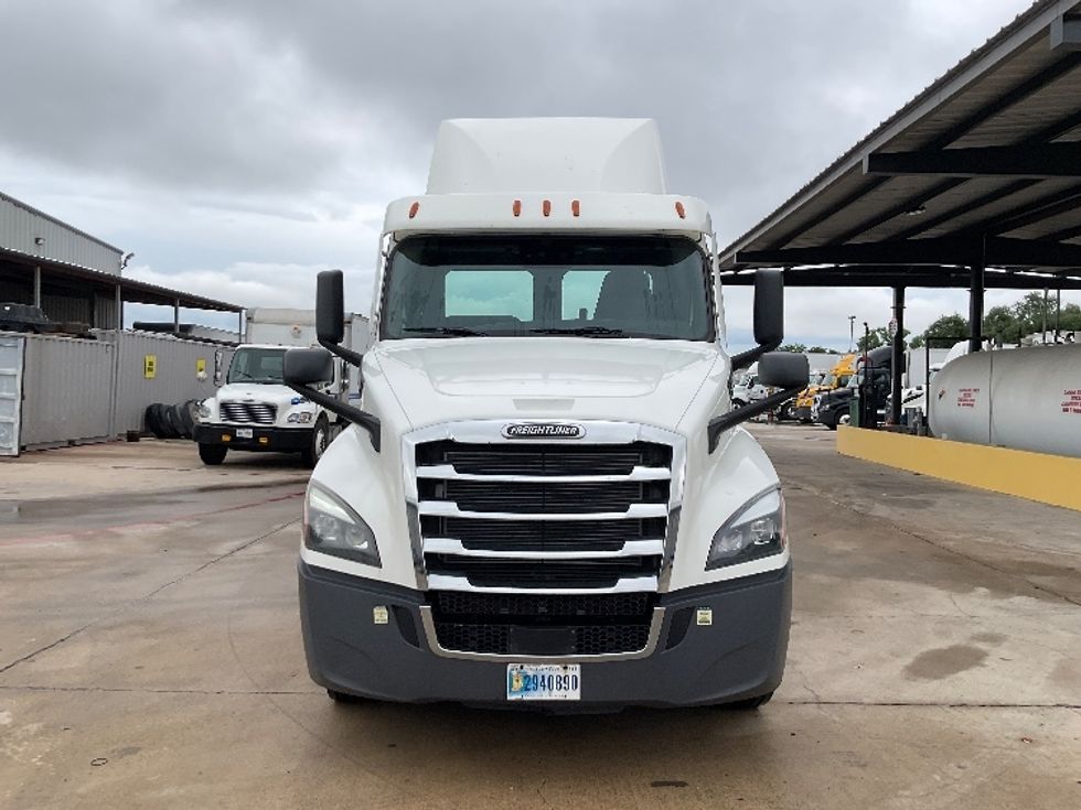 2020 Freightliner Cascadia 126" Day cab photo 2