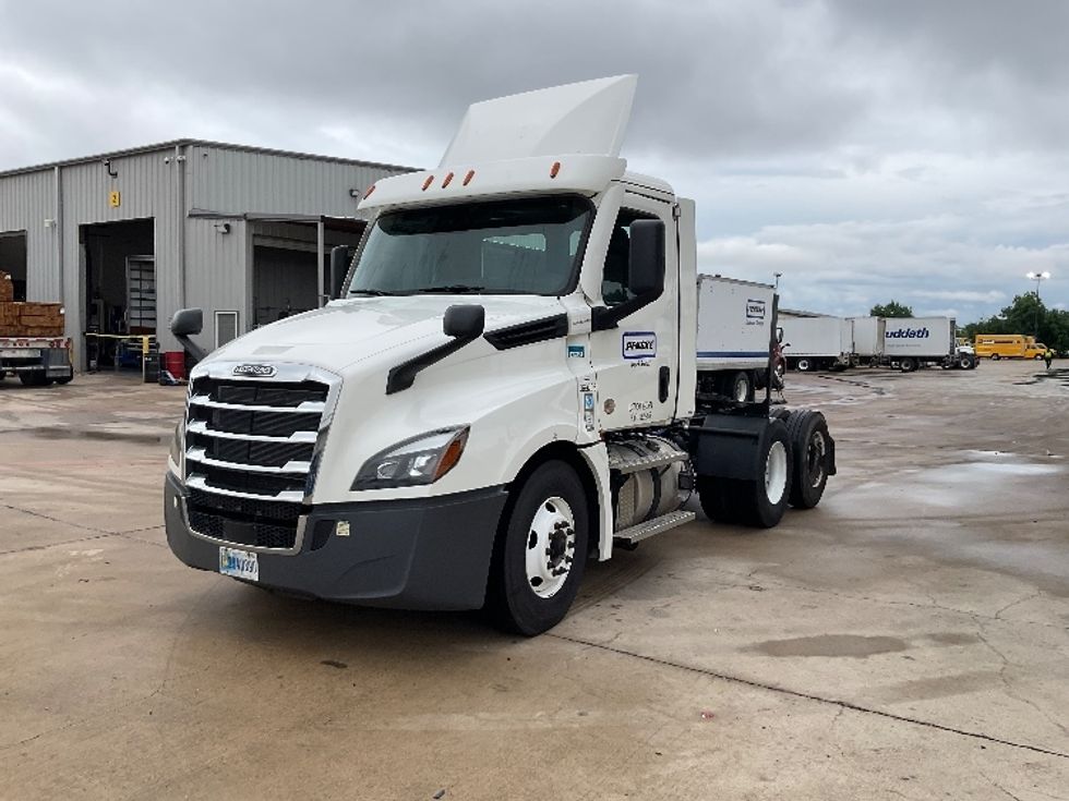 2020 Freightliner Cascadia 126" Day cab photo 3