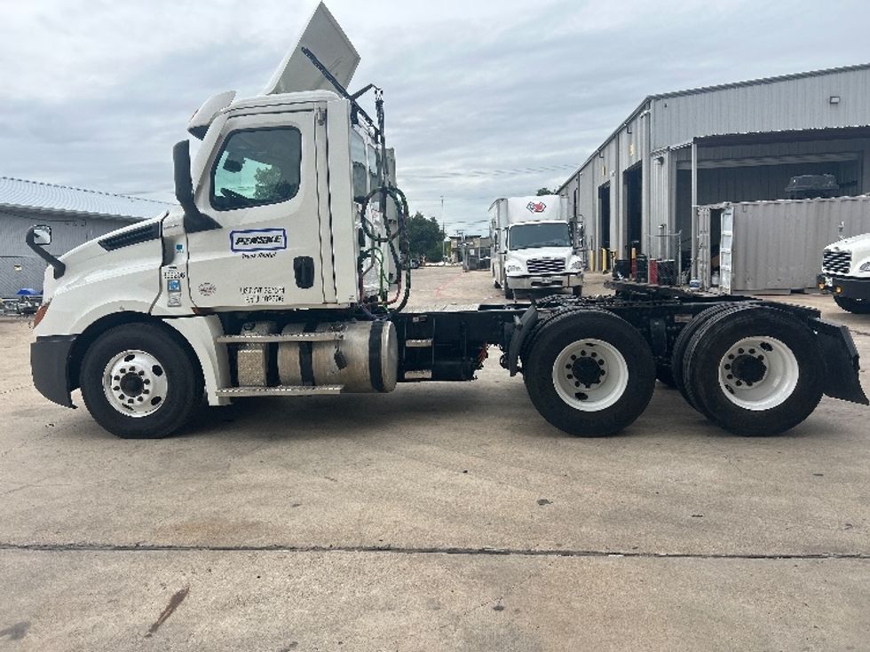 2020 Freightliner Cascadia 126" Day cab photo 4