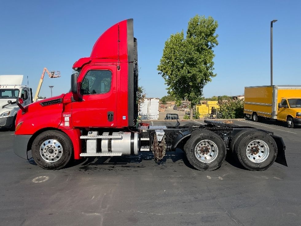 Day Cab Tractor-Heavy Duty Tractors-Freightliner-2020-T12664ST-Sacramento-CA-243,447\n\t\tmiles-$ 64,000 - Image 4
