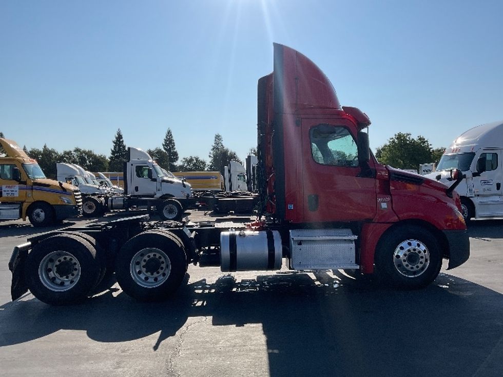 Day Cab Tractor-Heavy Duty Tractors-Freightliner-2020-T12664ST-Sacramento-CA-243,447\n\t\tmiles-$ 64,000 - Image 8