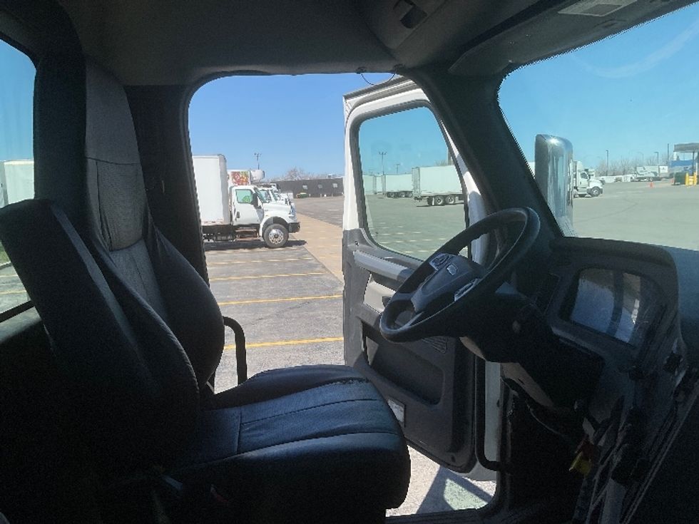 Day Cab Tractor-Heavy Duty Tractors-Freightliner-2020-T12664ST-Saint Laurent-PQ-274,444\n\t\tkm-$ 79,250 - Image 13