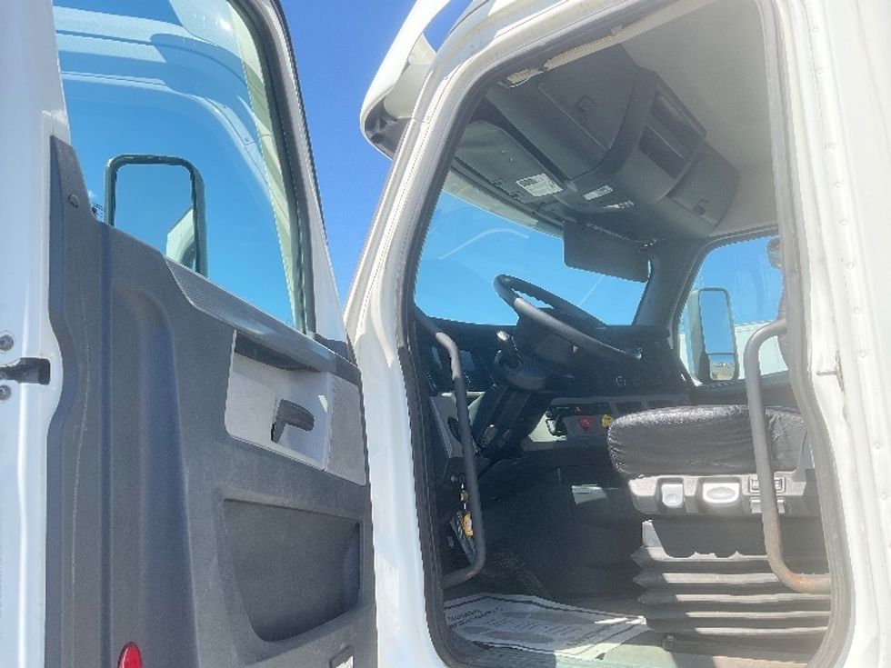 Day Cab Tractor-Heavy Duty Tractors-Freightliner-2020-T12664ST-Saint Laurent-PQ-274,444\n\t\tkm-$ 79,250 - Image 9