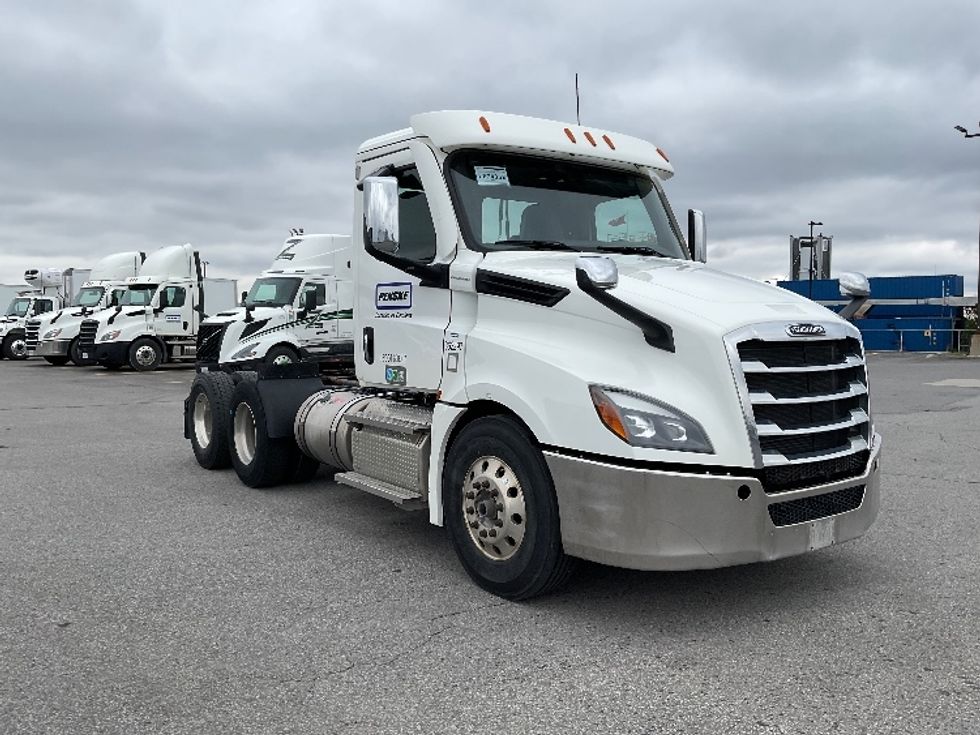 Day Cab Tractor-Heavy Duty Tractors-Freightliner-2020-T12664ST-Saint Laurent-PQ-345,250\n\t\tkm-$ 78,250 - Image 1