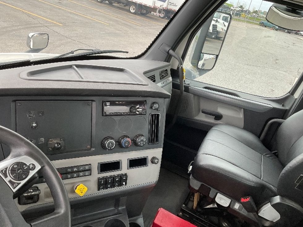 Day Cab Tractor-Heavy Duty Tractors-Freightliner-2020-T12664ST-Saint Laurent-PQ-345,250\n\t\tkm-$ 78,250 - Image 10