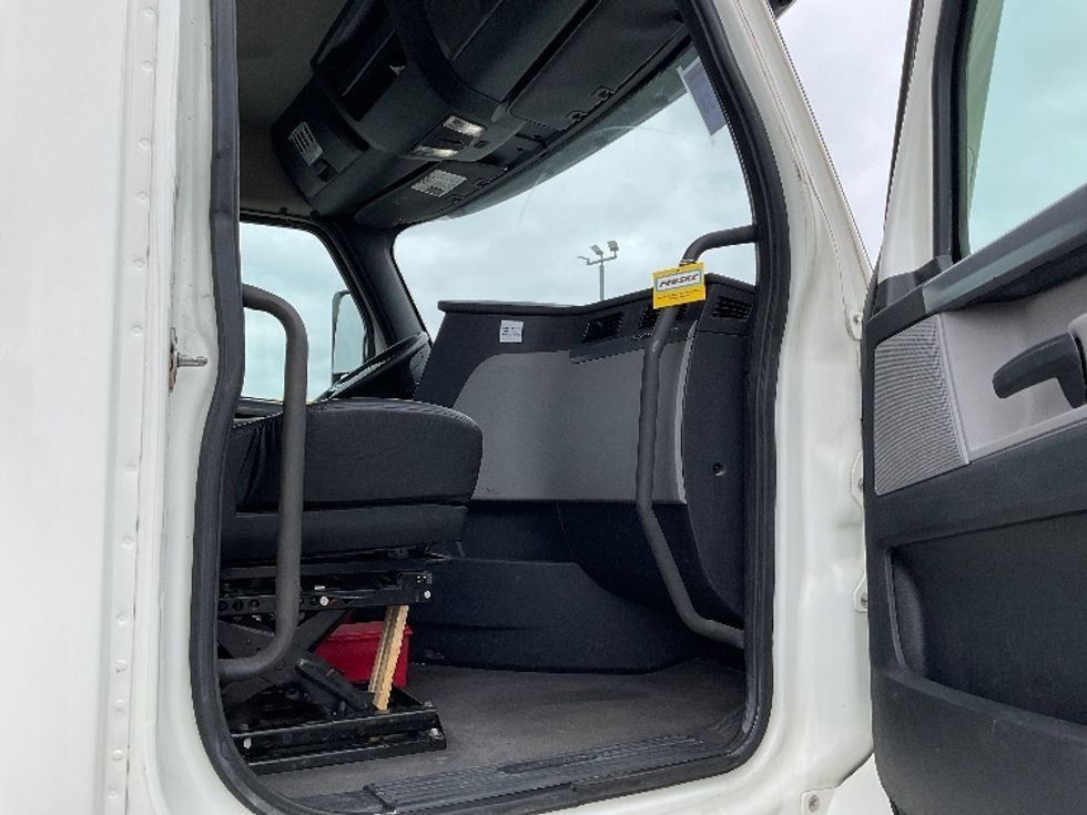 Day Cab Tractor-Heavy Duty Tractors-Freightliner-2020-T12664ST-Saint Laurent-PQ-345,250\n\t\tkm-$ 78,250 - Image 12