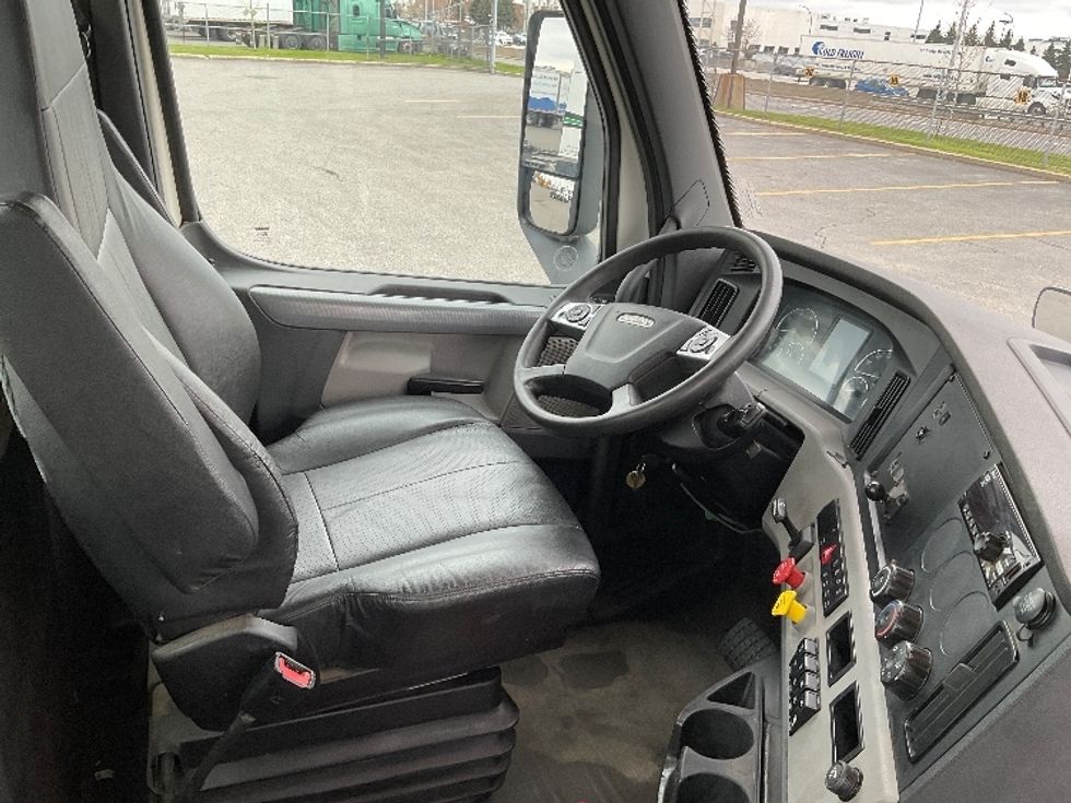 Day Cab Tractor-Heavy Duty Tractors-Freightliner-2020-T12664ST-Saint Laurent-PQ-345,250\n\t\tkm-$ 78,250 - Image 14