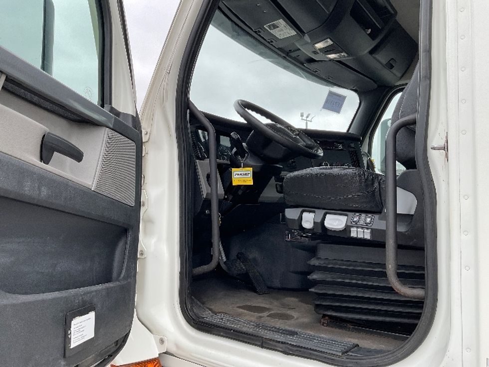 Day Cab Tractor-Heavy Duty Tractors-Freightliner-2020-T12664ST-Saint Laurent-PQ-345,250\n\t\tkm-$ 78,250 - Image 9