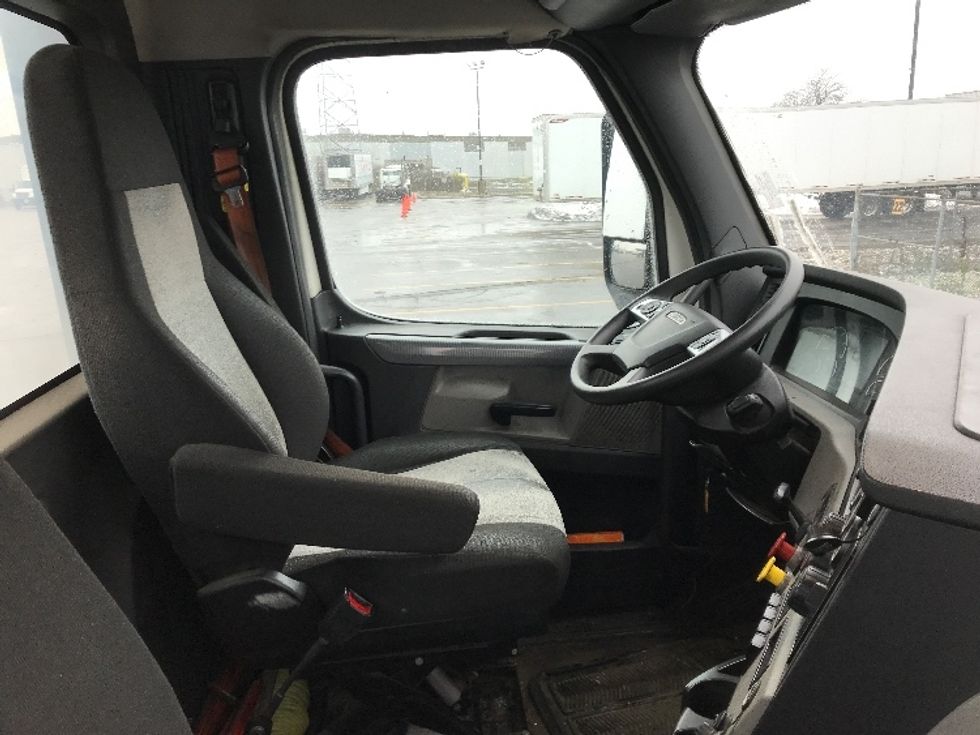 Day Cab Tractor-Heavy Duty Tractors-Freightliner-2020-T12664ST-Saint Laurent-PQ-383,073\n\t\tkm-$ 74,750 - Image 14