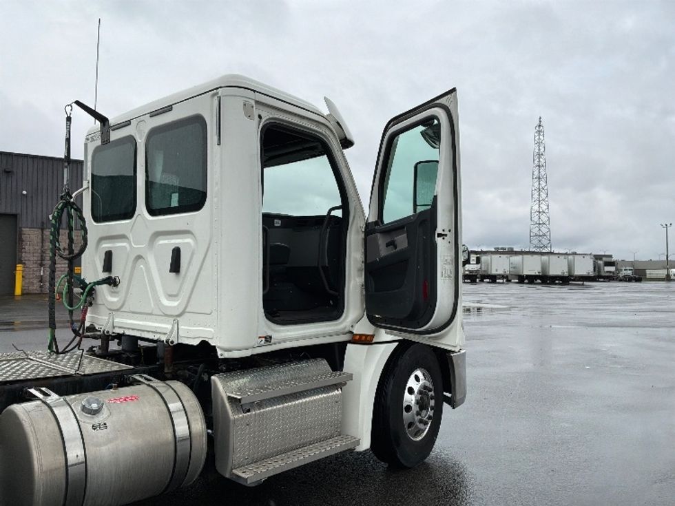 Day Cab Tractor-Heavy Duty Tractors-Freightliner-2020-T12664ST-Saint Laurent-PQ-407,875\n\t\tkm-$ 73,750 - Image 12
