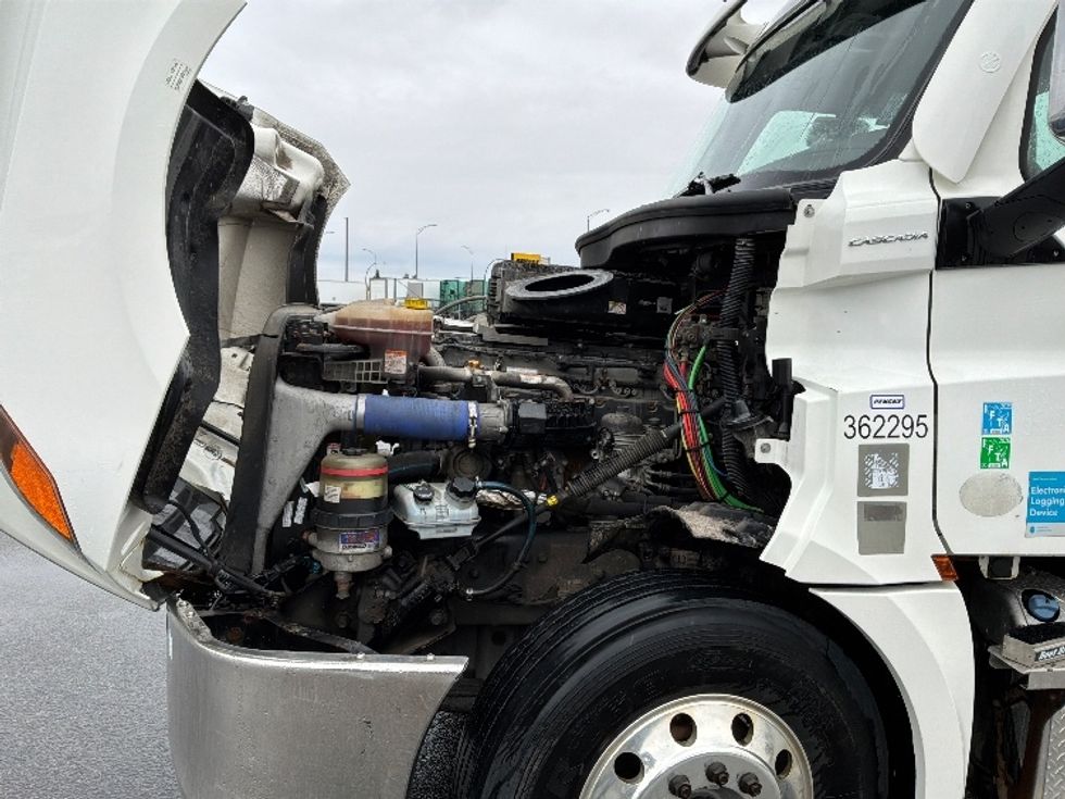 Day Cab Tractor-Heavy Duty Tractors-Freightliner-2020-T12664ST-Saint Laurent-PQ-407,875\n\t\tkm-$ 73,750 - Image 16