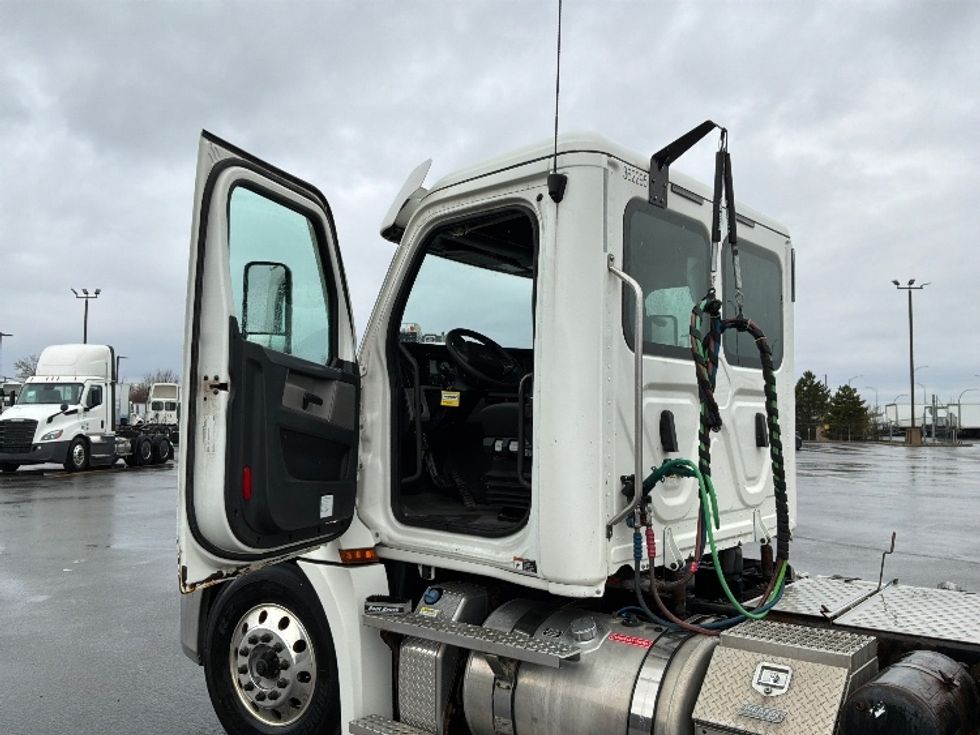 Day Cab Tractor-Heavy Duty Tractors-Freightliner-2020-T12664ST-Saint Laurent-PQ-407,875\n\t\tkm-$ 73,750 - Image 9