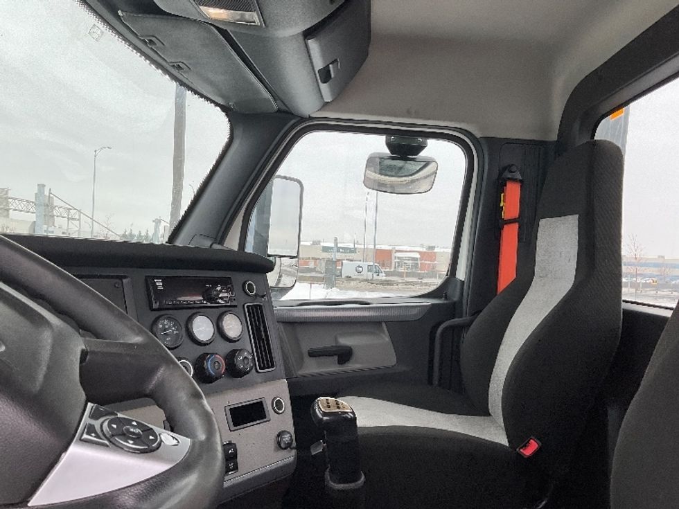 Day Cab Tractor-Heavy Duty Tractors-Freightliner-2020-T12664ST-Saint Laurent-PQ-429,030\n\t\tkm-$ 61,500 - Image 10