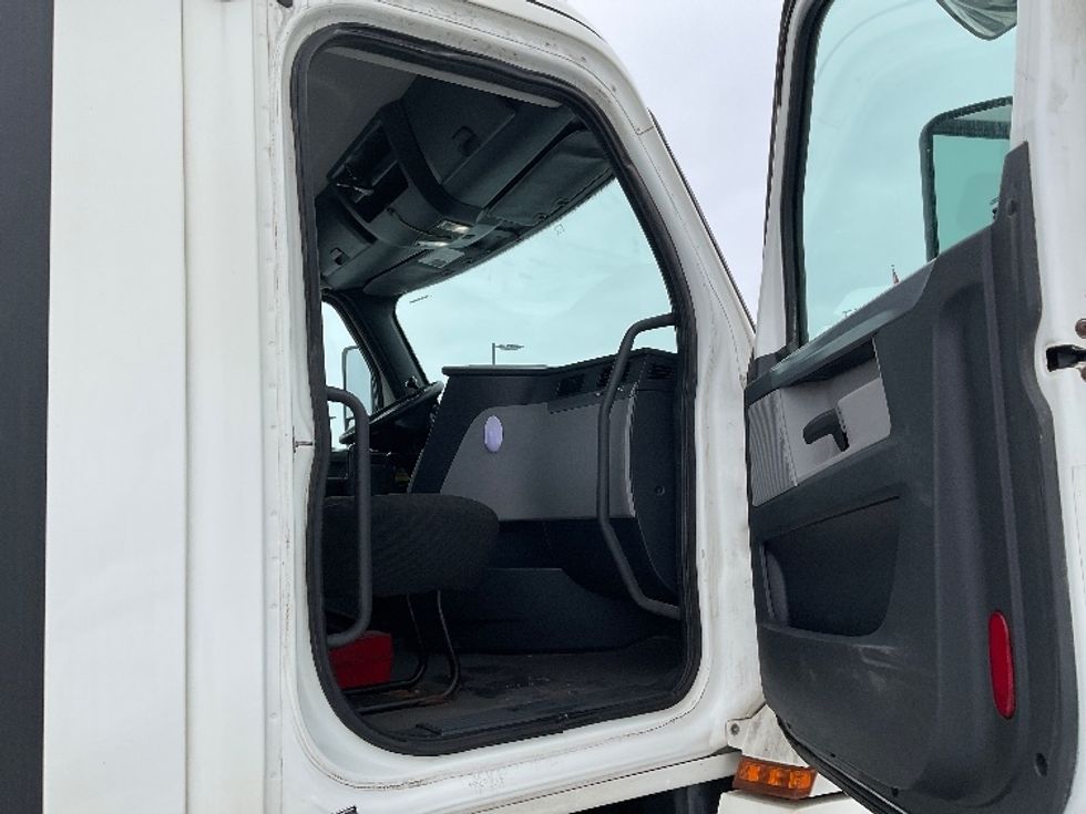 Day Cab Tractor-Heavy Duty Tractors-Freightliner-2020-T12664ST-Saint Laurent-PQ-429,030\n\t\tkm-$ 61,500 - Image 12