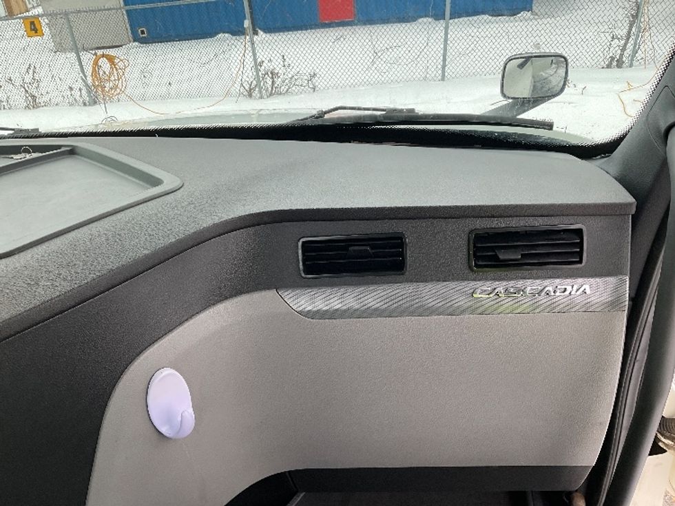 Day Cab Tractor-Heavy Duty Tractors-Freightliner-2020-T12664ST-Saint Laurent-PQ-429,030\n\t\tkm-$ 61,500 - Image 13