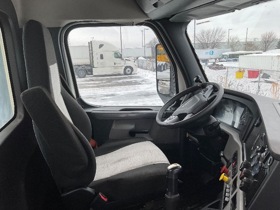 Day Cab Tractor-Heavy Duty Tractors-Freightliner-2020-T12664ST-Saint Laurent-PQ-429,030\n\t\tkm-$ 61,500 - Image 14