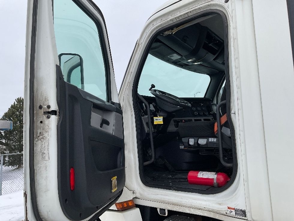 Day Cab Tractor-Heavy Duty Tractors-Freightliner-2020-T12664ST-Saint Laurent-PQ-429,030\n\t\tkm-$ 61,500 - Image 9