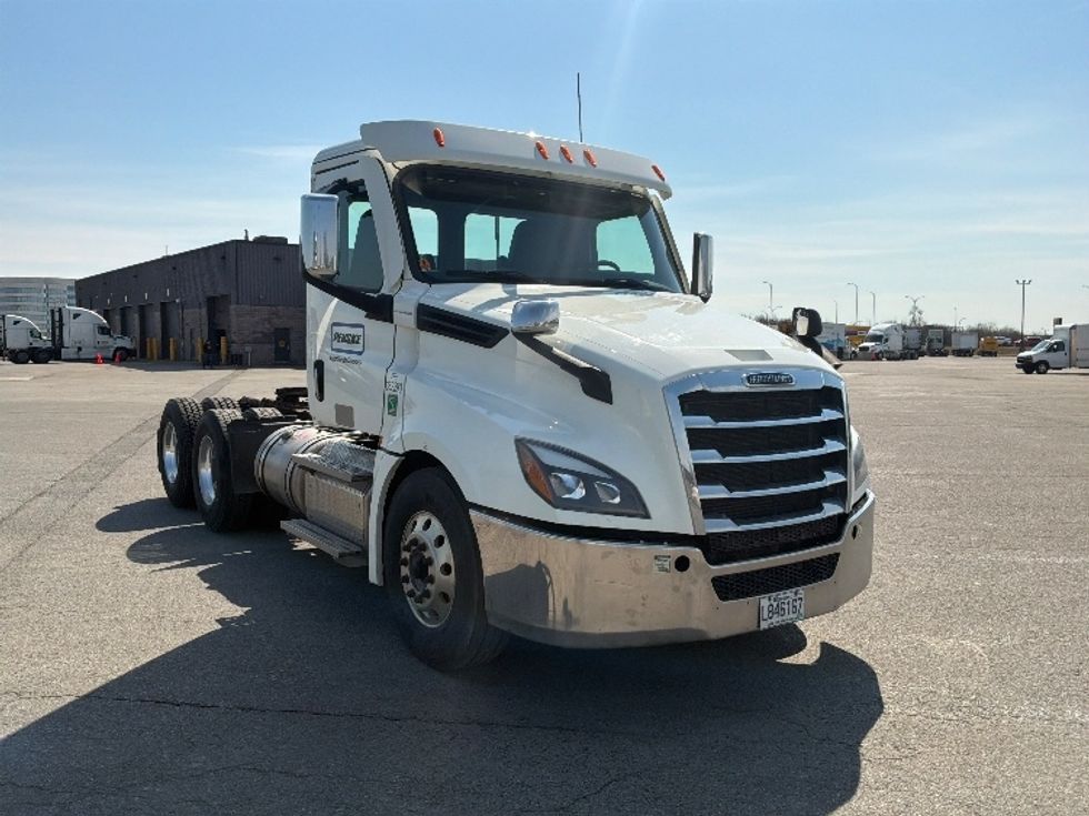 Day Cab Tractor-Heavy Duty Tractors-Freightliner-2020-T12664ST-Saint Laurent-PQ-457,179\n\t\tkm-$ 68,000 - Image 1