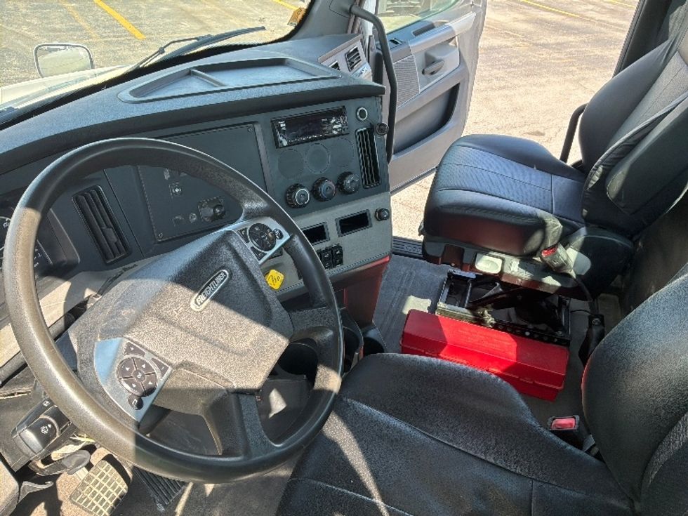 Day Cab Tractor-Heavy Duty Tractors-Freightliner-2020-T12664ST-Saint Laurent-PQ-457,179\n\t\tkm-$ 68,000 - Image 10