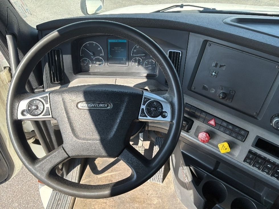 Day Cab Tractor-Heavy Duty Tractors-Freightliner-2020-T12664ST-Saint Laurent-PQ-457,179\n\t\tkm-$ 68,000 - Image 11