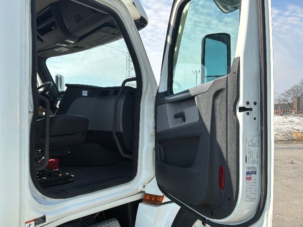 Day Cab Tractor-Heavy Duty Tractors-Freightliner-2020-T12664ST-Saint Laurent-PQ-457,179\n\t\tkm-$ 68,000 - Image 12