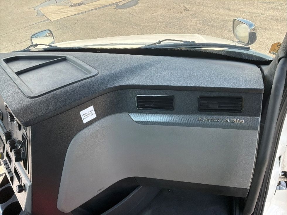 Day Cab Tractor-Heavy Duty Tractors-Freightliner-2020-T12664ST-Saint Laurent-PQ-457,179\n\t\tkm-$ 68,000 - Image 13