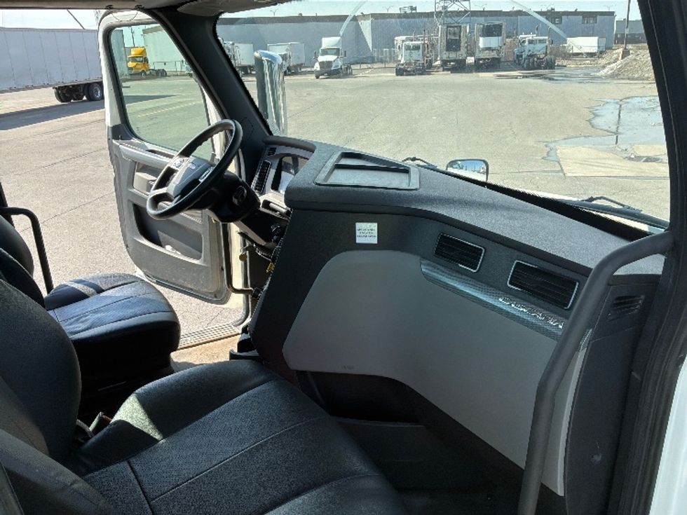 Day Cab Tractor-Heavy Duty Tractors-Freightliner-2020-T12664ST-Saint Laurent-PQ-457,179\n\t\tkm-$ 68,000 - Image 14