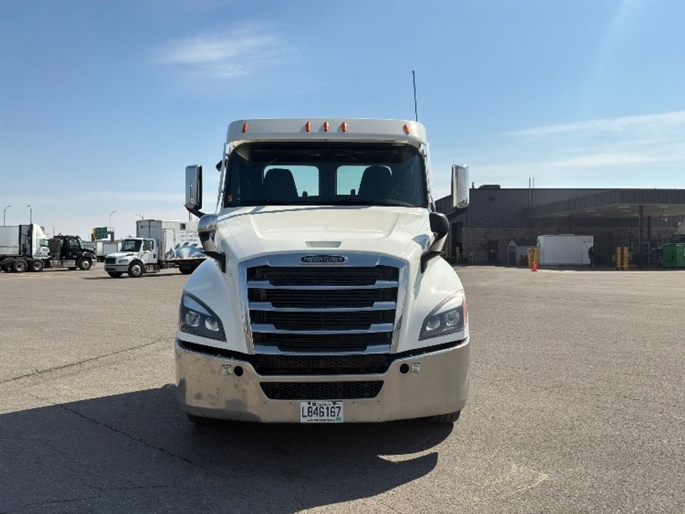 Day Cab Tractor-Heavy Duty Tractors-Freightliner-2020-T12664ST-Saint Laurent-PQ-457,179\n\t\tkm-$ 68,000 - Image 2