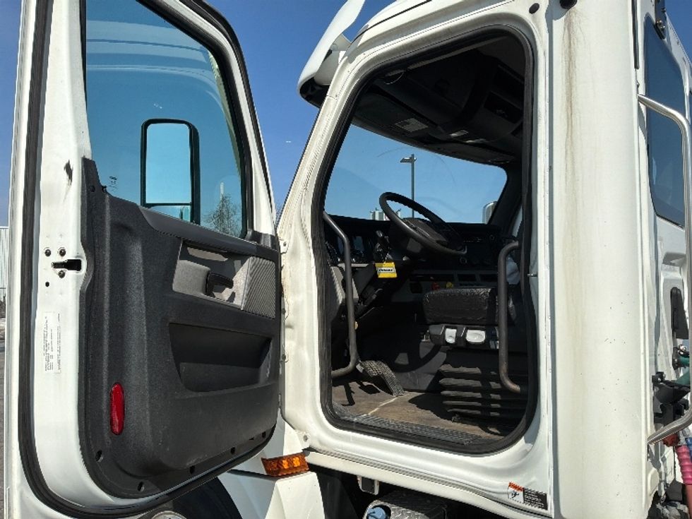 Day Cab Tractor-Heavy Duty Tractors-Freightliner-2020-T12664ST-Saint Laurent-PQ-457,179\n\t\tkm-$ 68,000 - Image 9