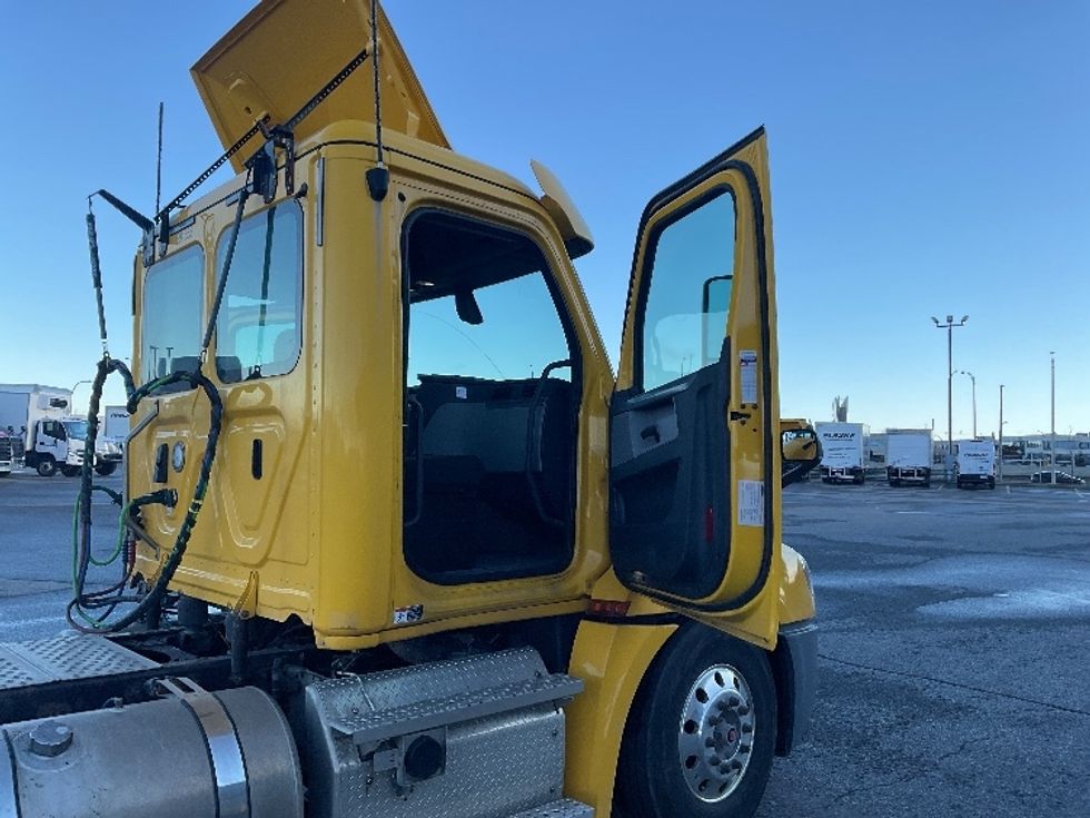 Day Cab Tractor-Heavy Duty Tractors-Freightliner-2020-T12664ST-Saint Laurent-PQ-461,091\n\t\tkm-$ 65,500 - Image 12
