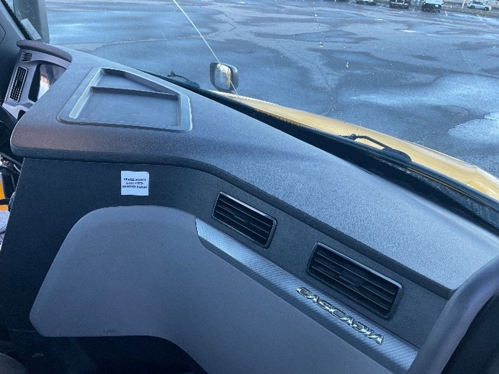 Day Cab Tractor-Heavy Duty Tractors-Freightliner-2020-T12664ST-Saint Laurent-PQ-461,091\n\t\tkm-$ 65,500 - Image 13