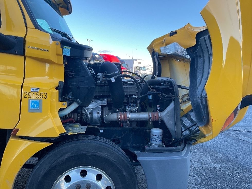 Day Cab Tractor-Heavy Duty Tractors-Freightliner-2020-T12664ST-Saint Laurent-PQ-461,091\n\t\tkm-$ 65,500 - Image 15