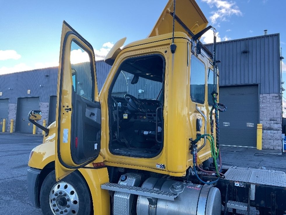 Day Cab Tractor-Heavy Duty Tractors-Freightliner-2020-T12664ST-Saint Laurent-PQ-461,091\n\t\tkm-$ 65,500 - Image 9