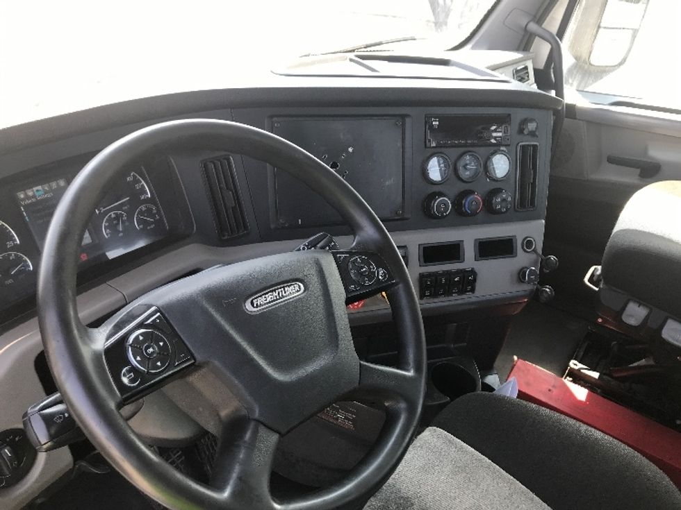 Day Cab Tractor-Heavy Duty Tractors-Freightliner-2020-T12664ST-Saint Laurent-PQ-505,982\n\t\tkm-$ 71,500 - Image 10