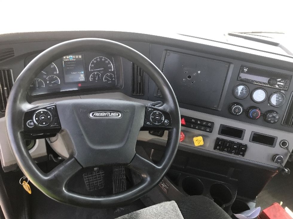 Day Cab Tractor-Heavy Duty Tractors-Freightliner-2020-T12664ST-Saint Laurent-PQ-505,982\n\t\tkm-$ 71,500 - Image 11