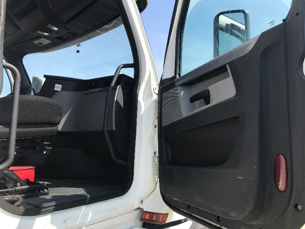 Day Cab Tractor-Heavy Duty Tractors-Freightliner-2020-T12664ST-Saint Laurent-PQ-505,982\n\t\tkm-$ 71,500 - Image 12