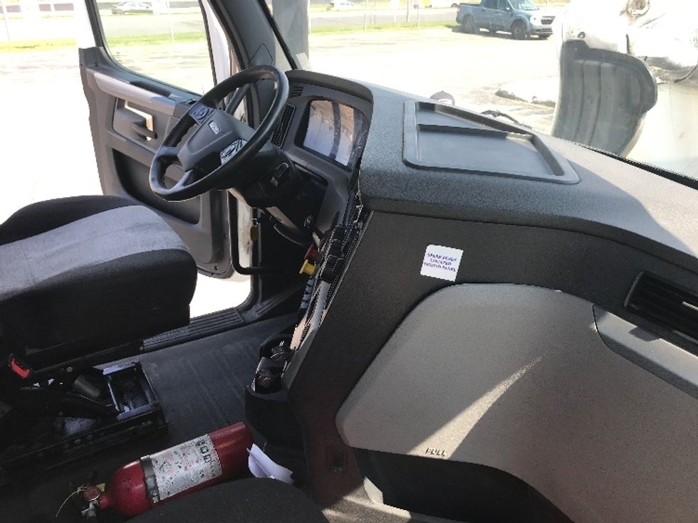 Day Cab Tractor-Heavy Duty Tractors-Freightliner-2020-T12664ST-Saint Laurent-PQ-505,982\n\t\tkm-$ 71,500 - Image 14
