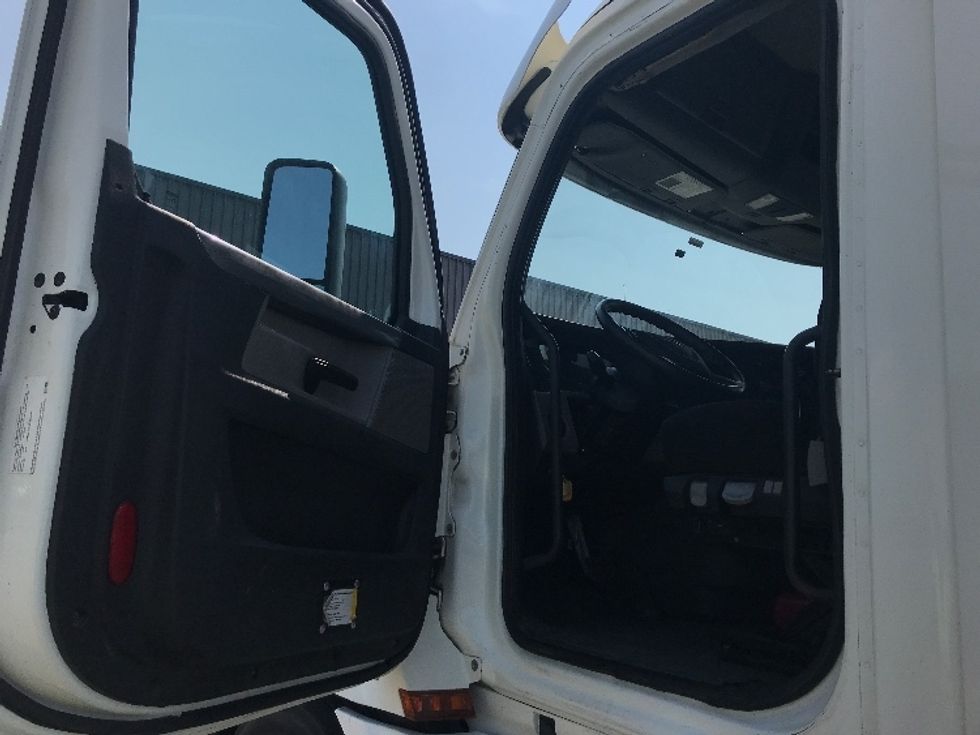 Day Cab Tractor-Heavy Duty Tractors-Freightliner-2020-T12664ST-Saint Laurent-PQ-505,982\n\t\tkm-$ 71,500 - Image 9