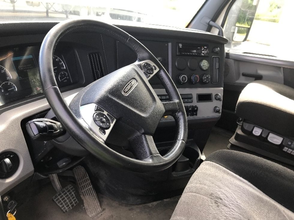 Day Cab Tractor-Heavy Duty Tractors-Freightliner-2020-T12664ST-Saint Laurent-PQ-511,623\n\t\tkm-$ 71,250 - Image 10