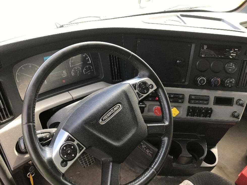 Day Cab Tractor-Heavy Duty Tractors-Freightliner-2020-T12664ST-Saint Laurent-PQ-511,623\n\t\tkm-$ 71,250 - Image 11