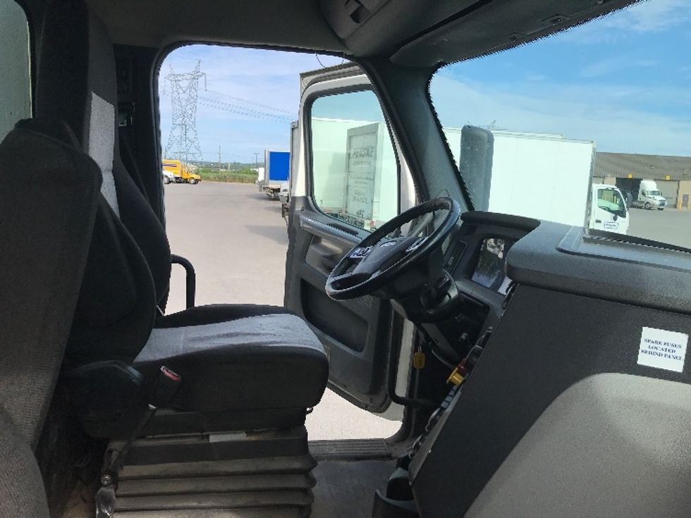 Day Cab Tractor-Heavy Duty Tractors-Freightliner-2020-T12664ST-Saint Laurent-PQ-511,623\n\t\tkm-$ 71,250 - Image 14