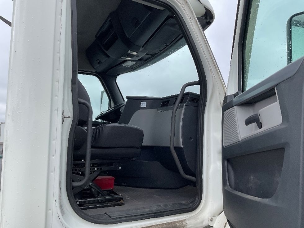 Day Cab Tractor-Heavy Duty Tractors-Freightliner-2020-T12664ST-Saint Laurent-PQ-544,264\n\t\tkm-$ 66,000 - Image 12