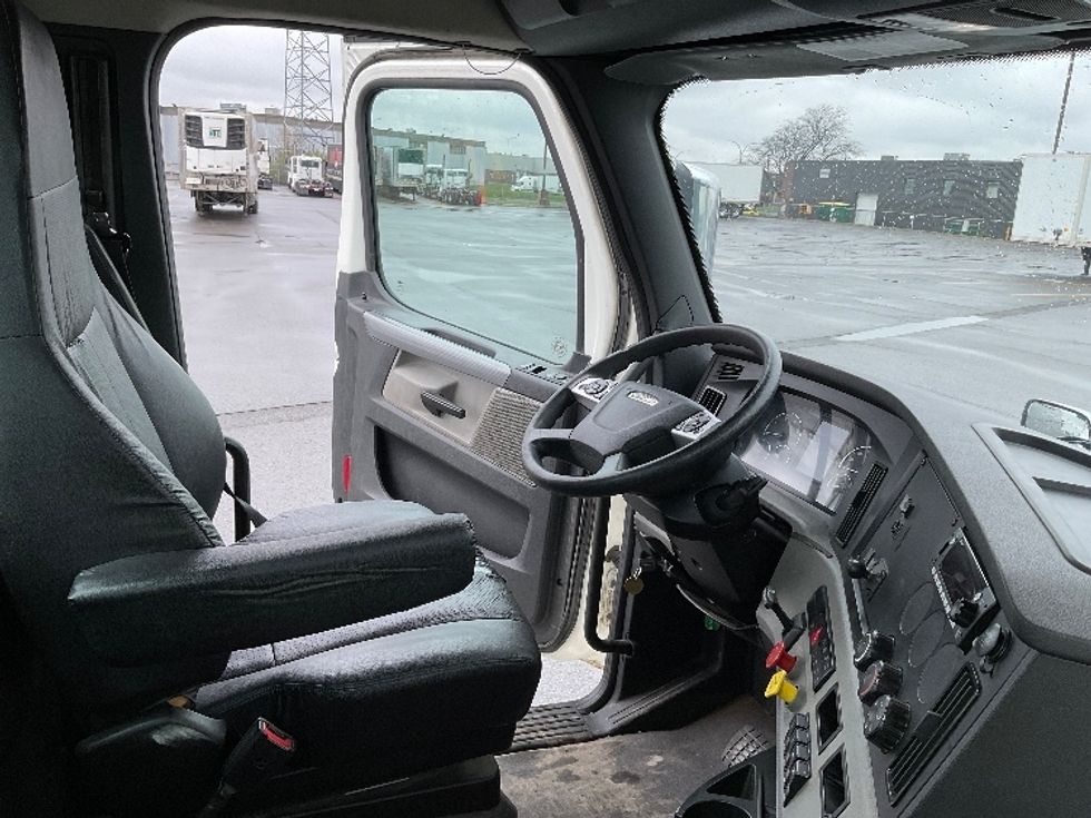 Day Cab Tractor-Heavy Duty Tractors-Freightliner-2020-T12664ST-Saint Laurent-PQ-544,264\n\t\tkm-$ 66,000 - Image 14
